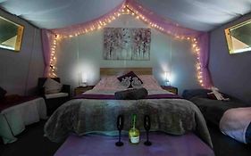 Cosy Woodland Romantic Retreat With Log Fires And Nature